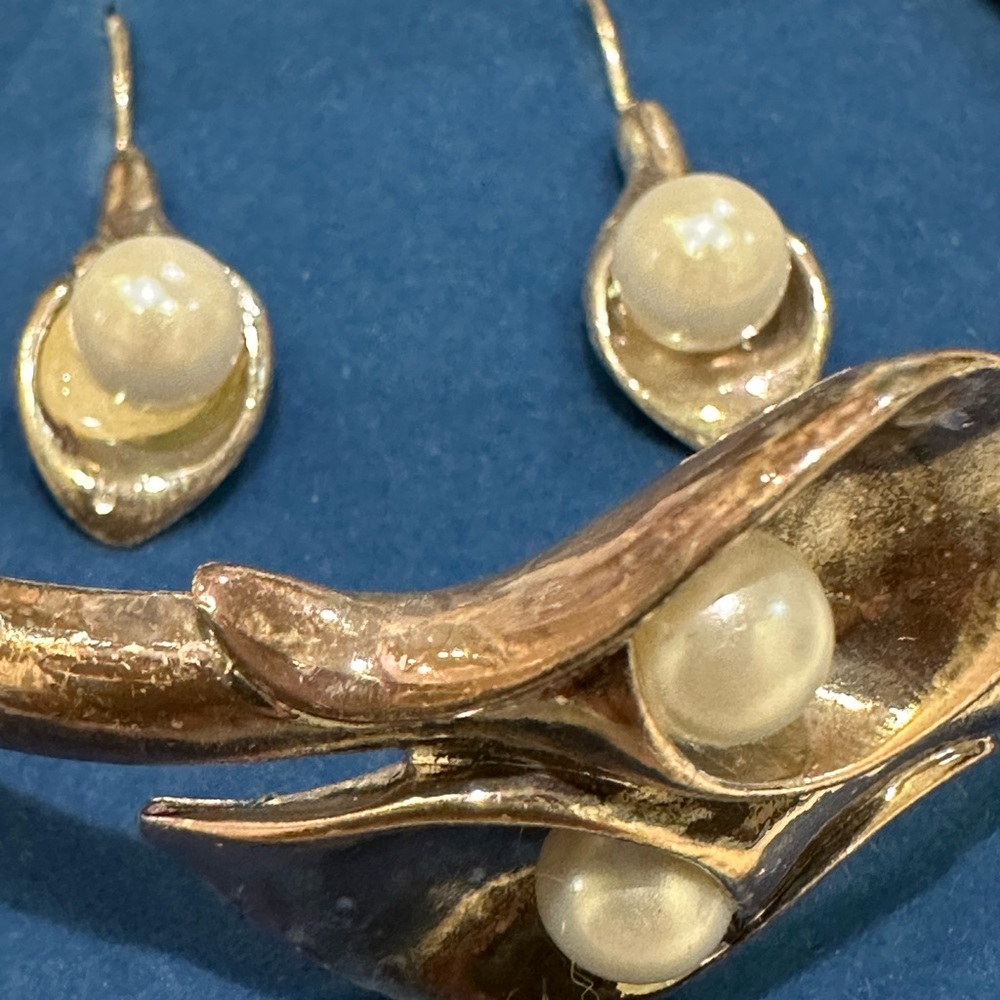 CALLA LILY BRACELET & EARRING GIFT SET - Picture 6 of 16